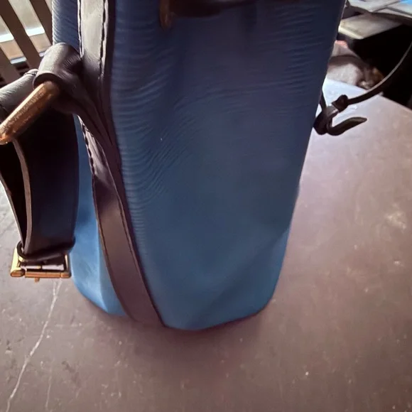 SUNDAY PRICE DROP! Louis Vuitton Blue Epi Leather Drawstring Hobo Bag - Picture 5 of 12